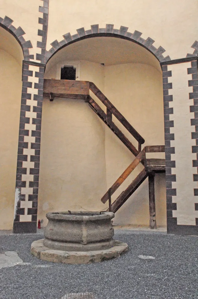 Schwarzer Hof mit Zisterne und Aufgang Wehrplattform Burg Schlaining