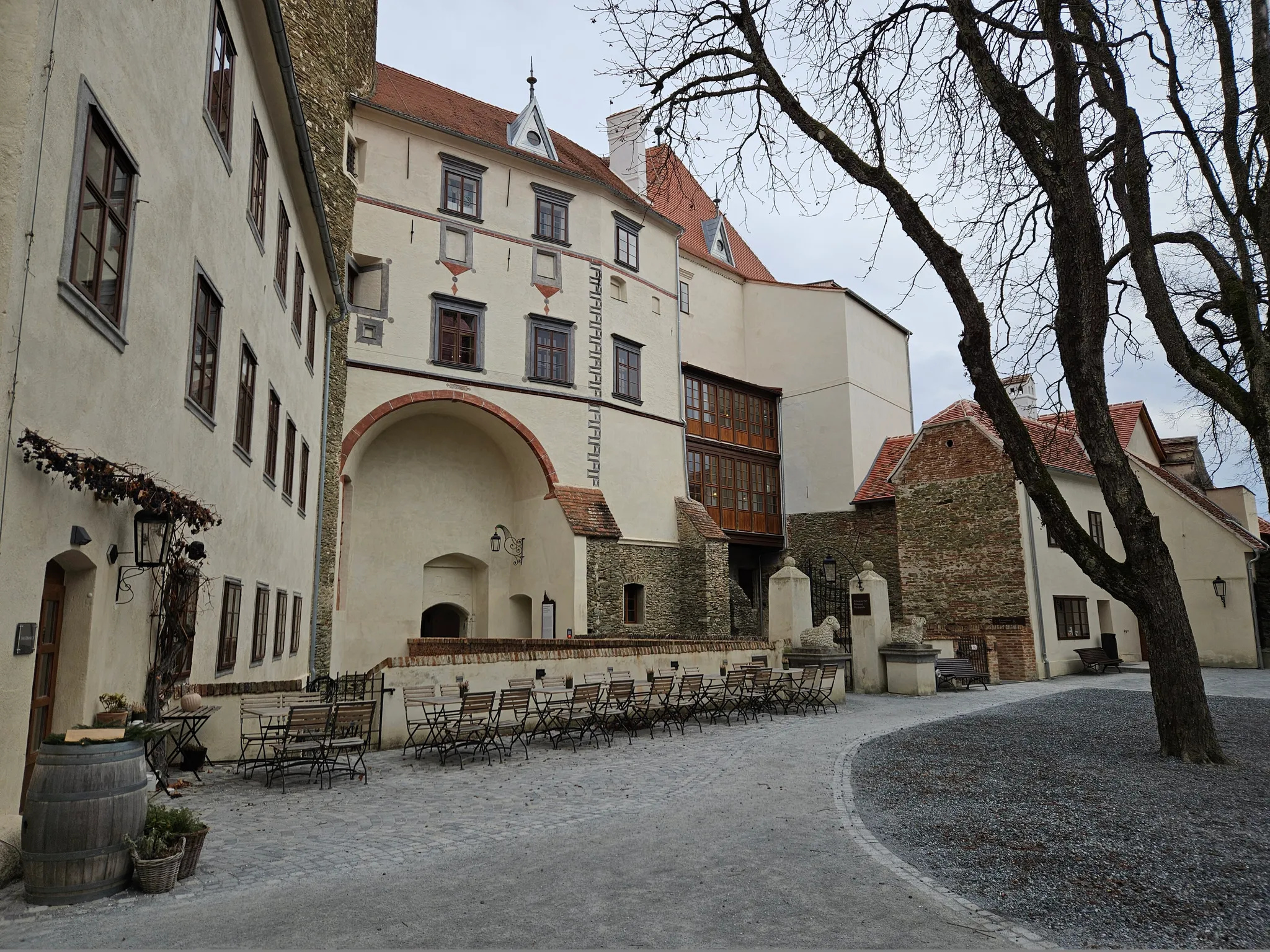 A szalónaki vár udvara